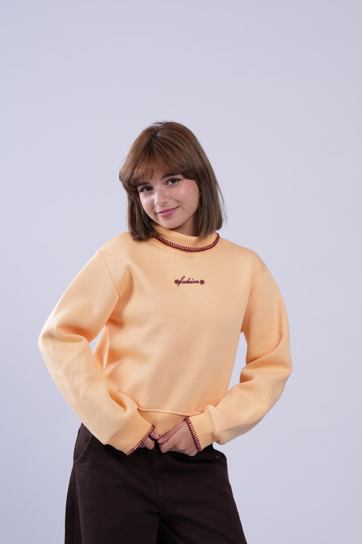 سويت شيرت بناتي برقبة عالية وتطريز fashion - أصفر