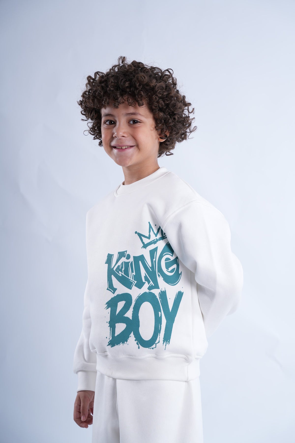 طقم ولادي شتوي سويت شيرت وبنطلون بطبعة King Boy - أبيض