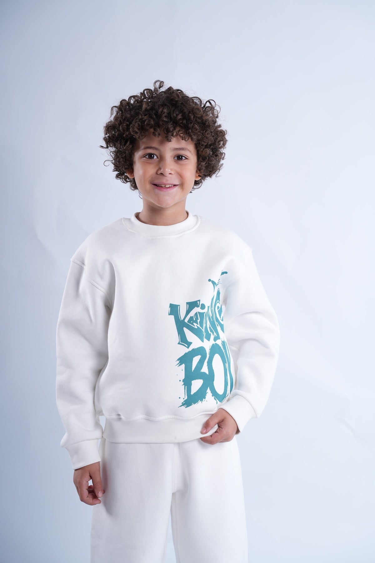 طقم ولادي شتوي سويت شيرت وبنطلون بطبعة King Boy - أبيض