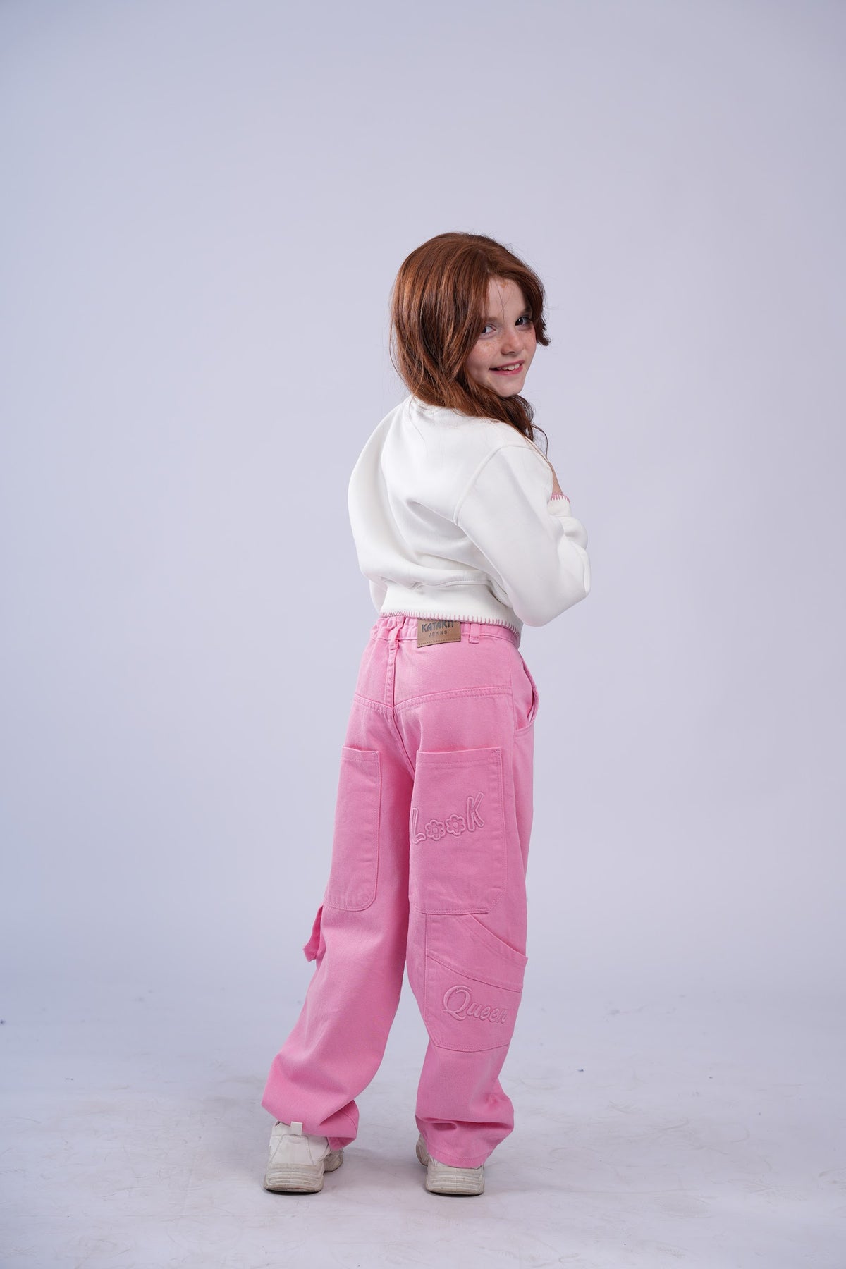 سويت شيرت بناتي برقبة عالية وتطريز fashion - أبيض
