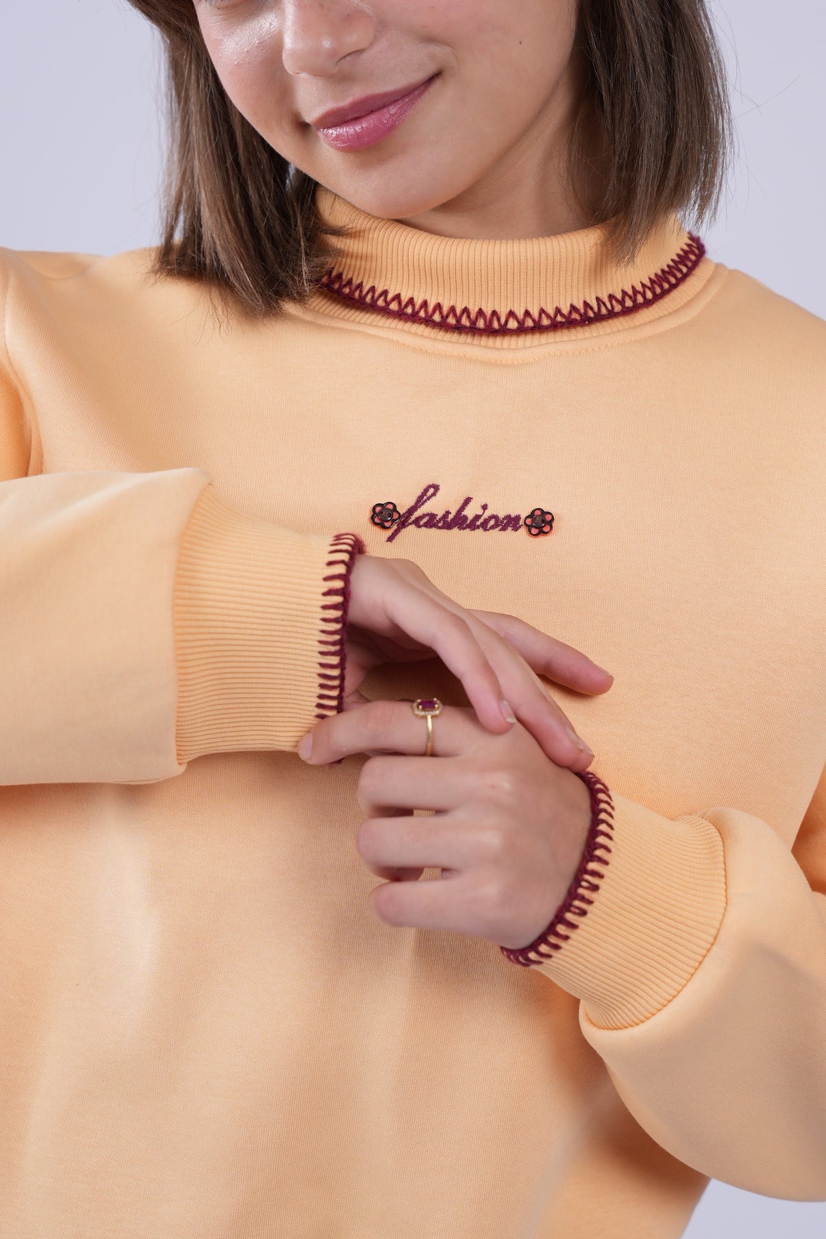 سويت شيرت بناتي برقبة عالية وتطريز fashion - أصفر