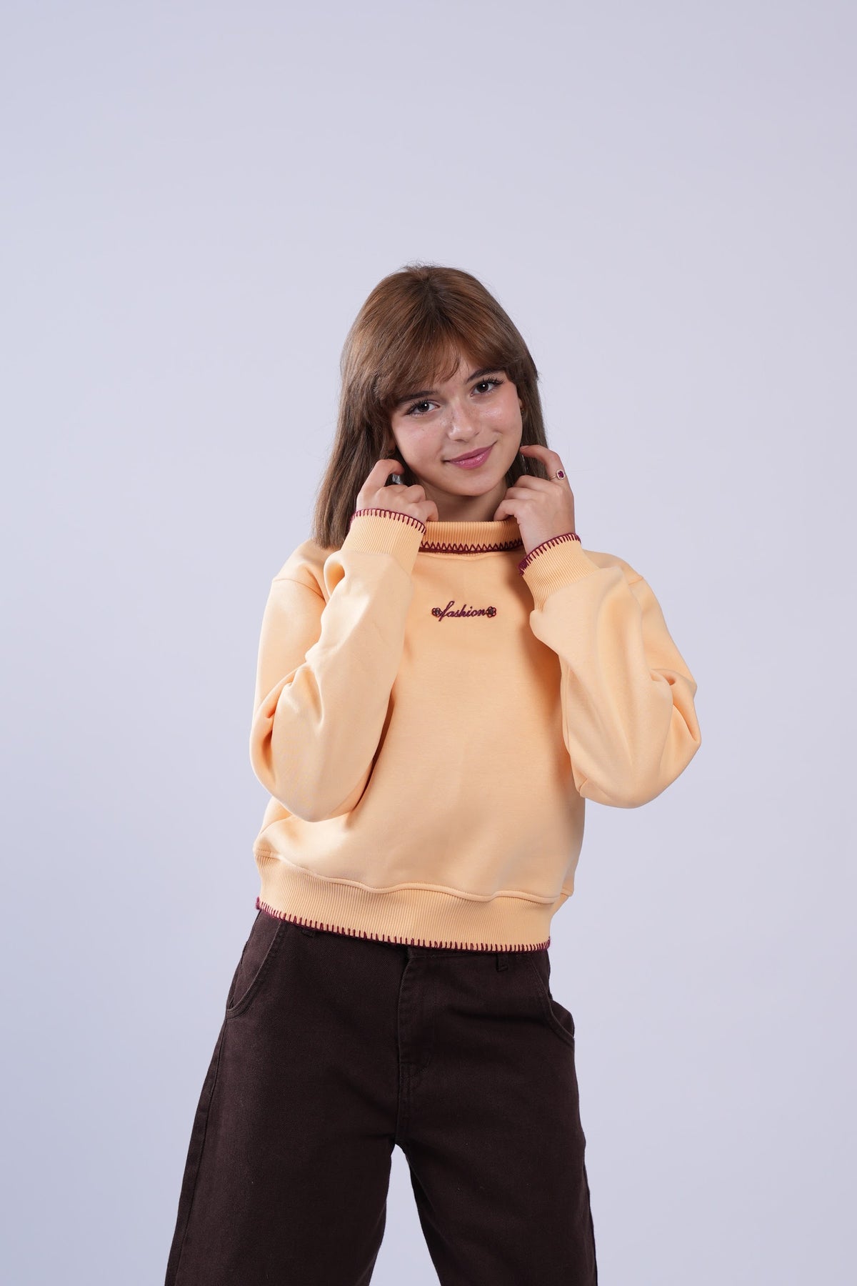 سويت شيرت بناتي برقبة عالية وتطريز fashion - أصفر